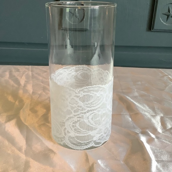 Set of 2 cylinder glass floating candle holders embellished white floral lace - Picture 2 of 7